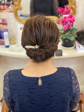 美容室 ティンカーベル シニヨンヘア