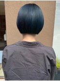 ブルー系カラーの切りっぱなしショートボブ/ブルーシルバー
