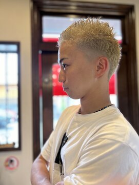 バーバー アカダマ ボウズとフェードとハイトーン