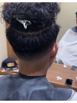 フォーコーナーズ(Four Corners) スキンフェードツーブロック刈り上げジェットモヒカンマンバン