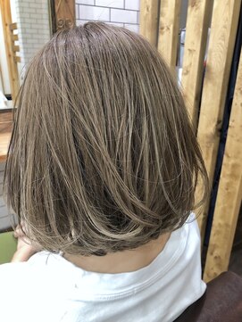 スリー(THREE) ミルクティーベージュハイライト