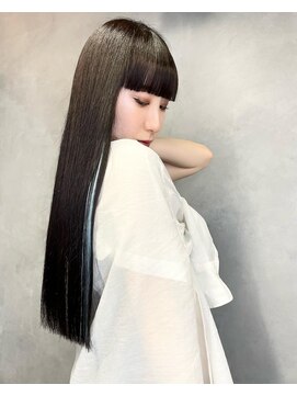 アイユー(ii+U) 黒髪ロング　ワイドバング前髪　髪質改善　ストレートパーマ