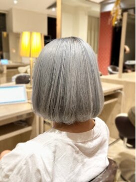 ココネ(cocone) ボブスタイル+ホワイトアッシュカラー