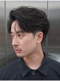 大人の抜け感を演出する、今トレンドのフェザーパーマ