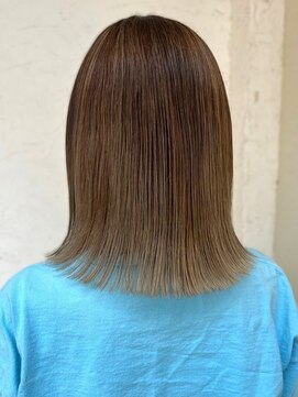 オッジ 西新店(Oggi) ブリーチ ハイトーン ブラウンベージュ 外ハネ 艶髪 20代30代