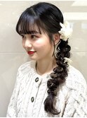 編みおろし金箔アレンジ前髪ありお呼ばれヘアふんわりアレンジ