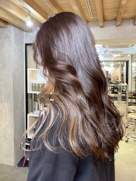 サクラ オモテサンドウ(SAKURA) インナーカラーベージュ 鎖骨ミディアム 内巻きワンカール