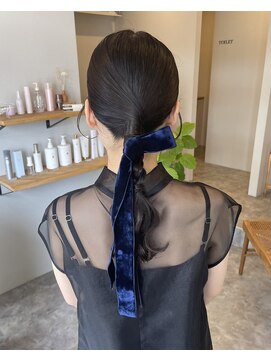 ユニ (uni) 大人可愛いタイトヘアアレンジ