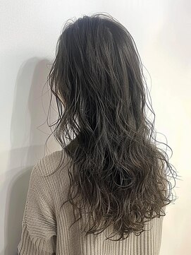 クラン 岡本(Chlan) ウェットな質感が映えるオリーブベージュ