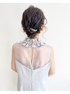 ニド(2do) 結婚式お呼ばれコンパクトシニオンアレンジ