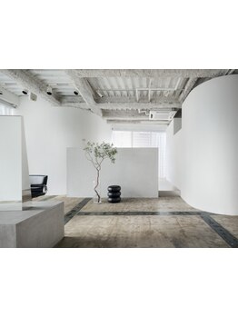 一面に広がる広大な窓から柔らかな光が注ぎ込み、開放感があふれる"非日常"を作る空間。