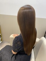 シュヴーブリヤン(cheveux brillants)&nbsp;「しっとり感に惹かれる」ブラウンが映える艶ストレート