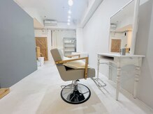 マーブルー(mar-blue)の雰囲気（白と木目を基調とした落ち着いた店内。）