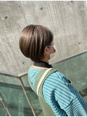 大人可愛い小顔魅せワンサイドショートボブ丸み前下がり