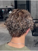 イーラ(era)&nbsp;サーフカール　ツイストスパイラル眉カットメンズパーマ