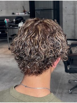 イーラ(era) サーフカール ツイストスパイラル眉カットメンズパーマ