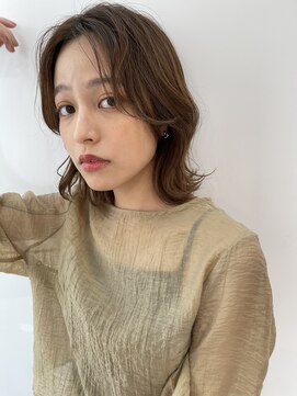 くびれミディアムレイヤーカット