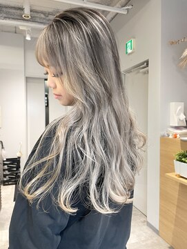 アヴァンス 京橋店(AVANCE) バレイヤージュでホワイトグレーに