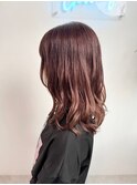 深みピンクバイオレット、ゆる巻きスタイル