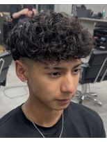 イーラ アメ村店(era)&nbsp;スペインカール　ツイストスパイラル眉カットメンズパーマ