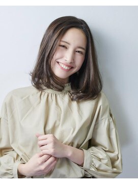 ヒューズ(HUES) ラベンダーベージュで艶感ミディ