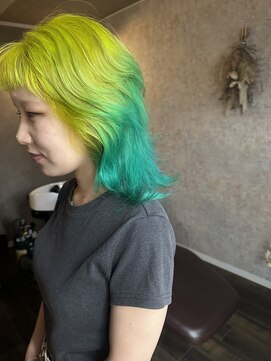 ホワイト(WHITE HAIR@NICOLA) デザインカラーイエローターコイズブルーブリーチカラー