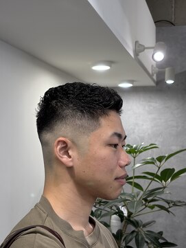 クロムトウキョウ ザ バーバー ネオン 新宿店(CHROM TOKYO the Barber ne/on) アイロンパーマ×ミドルフェード