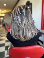 ロック フィールド&nbsp;リアル外国人の透明感！色気溢れるブロンドバレイヤージュ