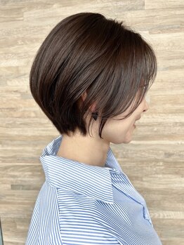 年齢によって変化する髪のお悩みに寄り添い、艶・まとまり・上品を引き出す、扱いやすいヘアスタイルを。