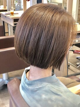 ビースリー ロア 前下がりボブスタイル[横浜 ビースリー スタイル]