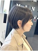 耳かけ黒髪ショート