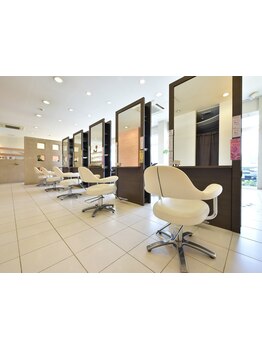 自然な光が差し込む広々とした店内。眠りにつくような灯りとアロマの香りで癒される極上個室スパもご用意！