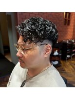 ハナテンベース(HANATEN BASE) スペインカール×フェード メンズパーマ_メンズカット