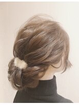 ヘアサロン トラヴィス(hair salon Travis)&nbsp;ヘアコームを使った簡単シニヨンアレンジ