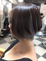 ミミック (mimic) 前下がりショートボブインナーシルバーヘアカラーTRICKstyle！