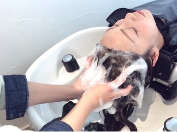 ヘアサロンキュー(hair salon que)の写真/【10周年★】ゴッドハンド直伝!心地よい刺激でゆっくり癒しへ導きます♪ヘッドスパだけのご予約も大歓迎♪