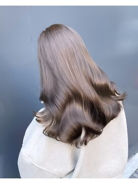 アット(at...) グレージュ