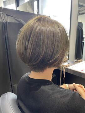 ワン バイ ジエクト(One by The Ect) 白髪ぼかしハイライト×大人ショートボブ×オリーブベージュ