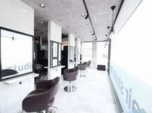 ヘアースタジオ ミツル(hair studio 326)の雰囲気（落ち着いた色合いの店内。キッズスペースあり★【共有スペース】）