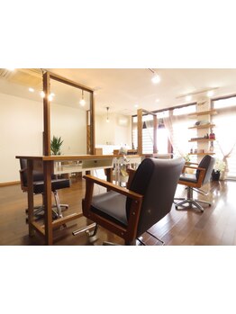 技術を磨いた女性スタイリスト二人によるマンツーマン施術。心地よいサロンタイムは月に一度のご褒美に＊