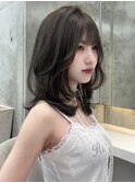 レイヤーカット小顔に見せるミディアムヘア/韓国ヘア/暗めカラー
