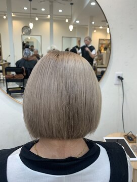 エリス ウメダ(Eliss umeda) 高明度ミルクティーベージュ