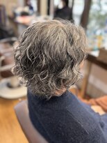 ノーマルヘアー(NORML HAIR) お手入れ簡単ミディアム上品カールパーマスタイル