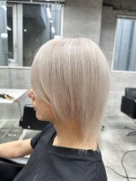 ルイス(L'wis)&nbsp;ホワイトカラーのミディアムウルフレイヤー♪朝長