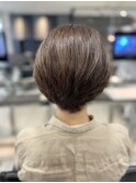 大人女性に人気の前下がりショート&白髪ぼかしハイライト