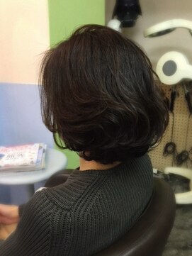 バグ 恵比寿(Bug) 毛先のワンカールがエレガントなグラデーションボブ