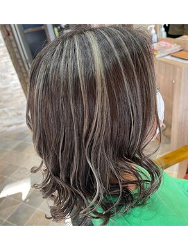 モアヘアー(MORE-HAIR) ホワイトグレーのハイライト