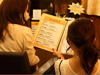 インフィニティ(INFINITY)の写真/アットホームな落ち着いた店内で、癒しのヘッドスパを♪ヘアケアのプロが1人1人に合わせたヘアケアを提案◎