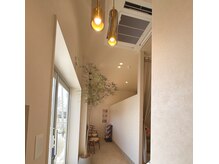 オオムラ(Oomura)の雰囲気（看板やインテリア植物も美容師の観点でデザインしました）