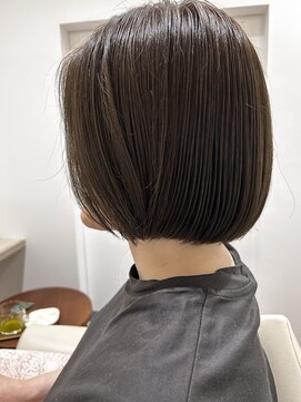 アンキャトル(un quatre) グレージュカラーで大人ボブ